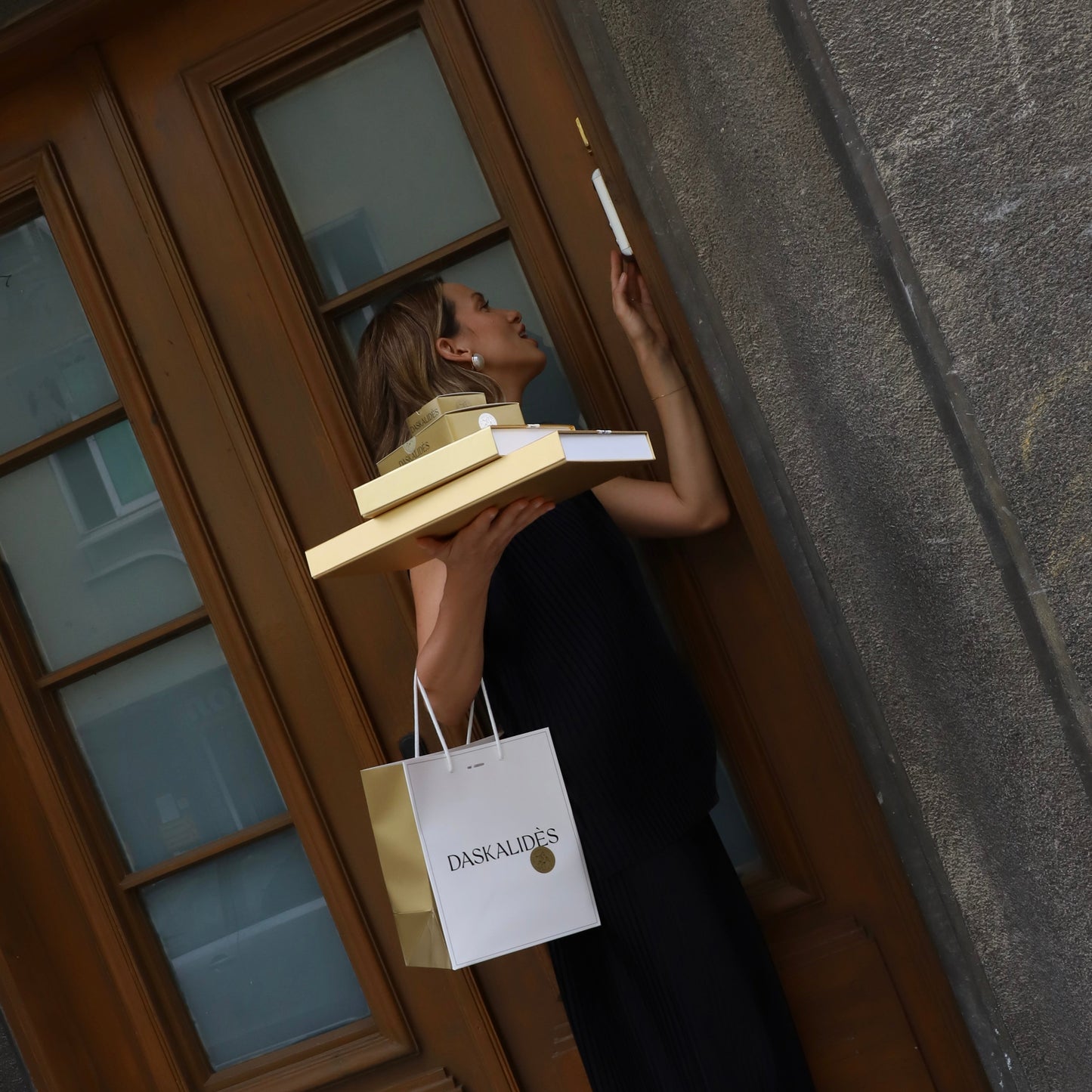 Голяма новогодишна бонбониера Daskalidès Black Sea със златна визия  99.80 лв / 51.02 €