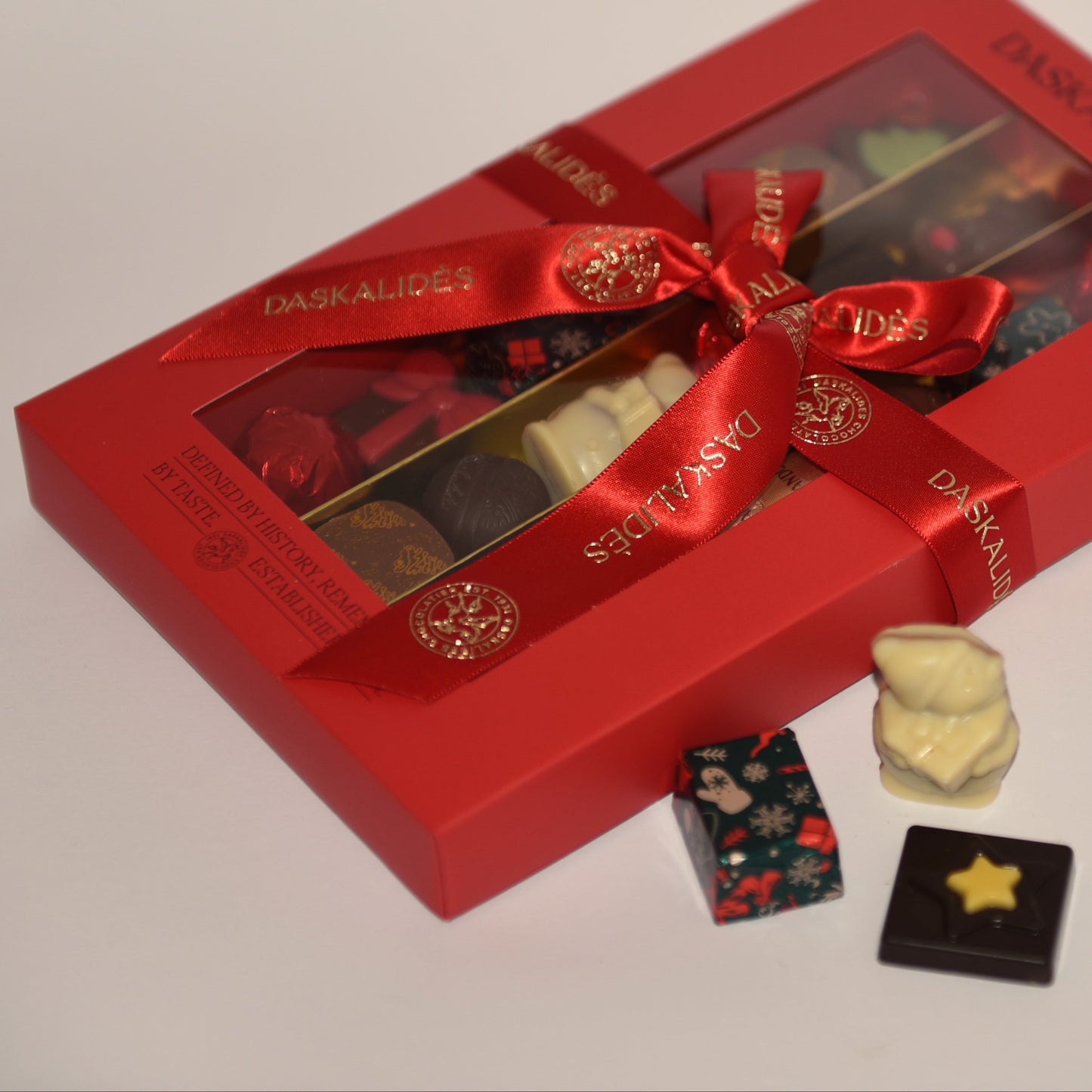 Празнична бонбониера с прозорец  63.00 лв / 32.21 €